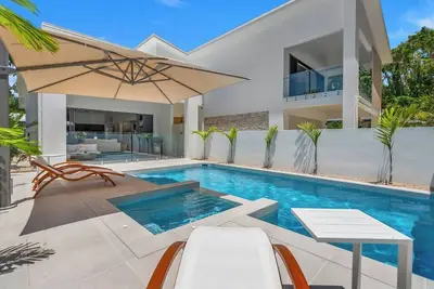Image de Salt Beachfront Luxe with Private Pool