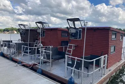 Image de Small houseboat ideal for fishing or experiencing nature!