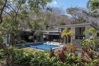 Image de Peaceful Lake View in Luxe new 4 Bedroom