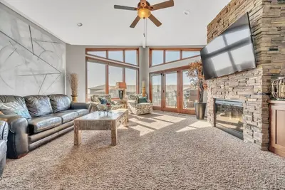 Image de Charming 3-bedroom condo with stunning lake views in fabulous Arnolds Park, Ia