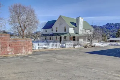 Image de Sleeps 29! 9-bedroom 8-Bath 3-Kitchen, Historic McBride Farm in Garden Valley