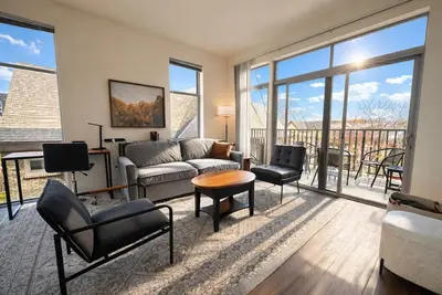 Image de East Side Luxury 1br Apt - Near Brady and Fiserv with Balcony | Sleeps 5