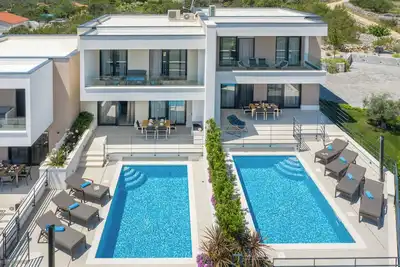 Image de Villa Lemon Tree avec vue panoramique sur la mer et piscine privée.