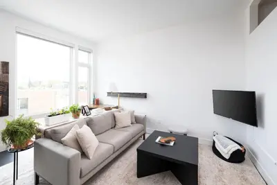 Image de Modern 1br Apt with Skywalk to Fiserv, Rooftop, and Parking