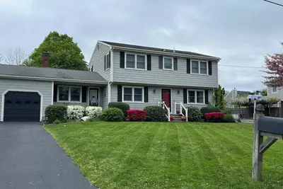 Image de Entire Home with Pickleball Court - Portsmouth