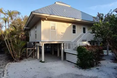 Image de Sunset Captiva 58. Charming 3-bedroom home in the heart of Captiva village.