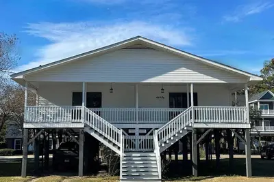 Image de Charming 2-bedroom cottage near downtown Surfside Beach. Quick walk to the beach