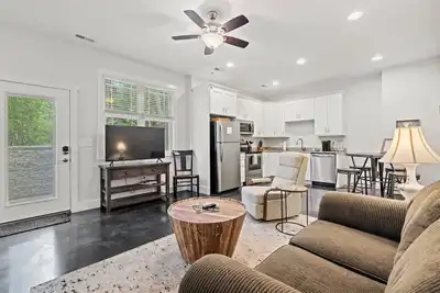 Image de Downtown Apartment- sleeps 4! Walk to Restaurants, Breweries & The Ecusta Trail