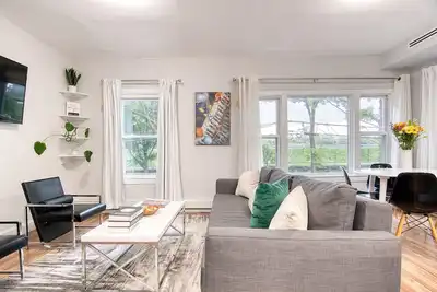Image de Luxury New-Build 2br w King Bed, Designer Finishes + Ultra-Fast WiFi & Ac