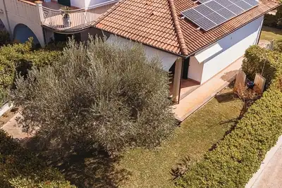 Image de Modern detached villa in residential area only 140 mt from the sea.