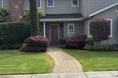 Image de Beautiful Burlingame cul du sac home borders Washington Park, walk downtown