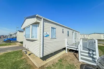 Image de Caravan with WiFi and decking at St Osyth Beach Holiday Park ref 28017kv