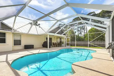 Image de 9 Mi to Clover Park: Poolside Paradise!