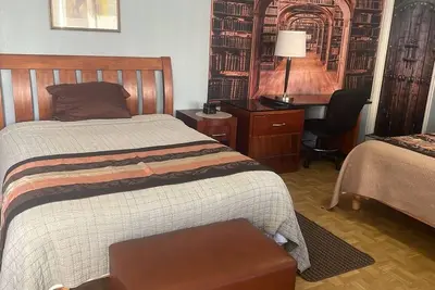 Image de Master suite at Mansion residential area safe park