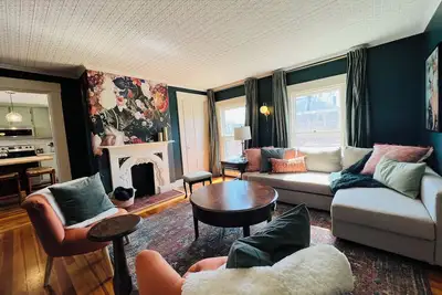 Historic 2-bedroom apartment with WiFi, Ac in Downtown Biddeford