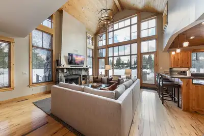 Image de Old Greenwood 3-bedroom cabin with fitness room, private hot tub, ski shuttle