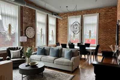 Image de Central Main Street Condo in Historic Building