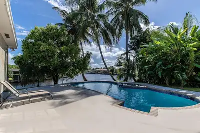 Image de Florida Oasis - Lovely Waterfront canal home with swimming pool and jacuzzi