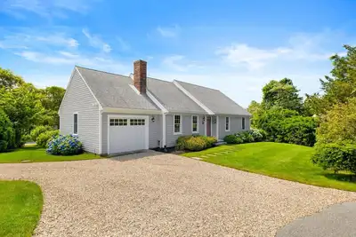 Image de 41 Poolside: 041-Cs Coastal Retreat in Chatham – Modern Comfort & New Heated Pool