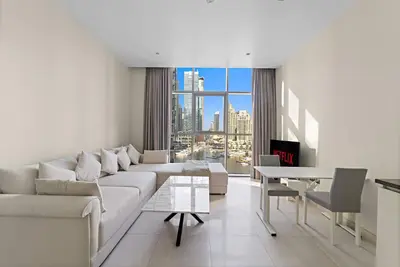 Image de Stylish Marina-Front Apartment in Prime Location