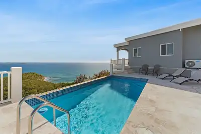 Image de New - open cal - Central Location - Pool Sleeps 9!