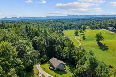 Image de Country Road Retreat: A Cozy, Pet-Friendly Stay Near Asheville with a Hot Tub & Fireplace