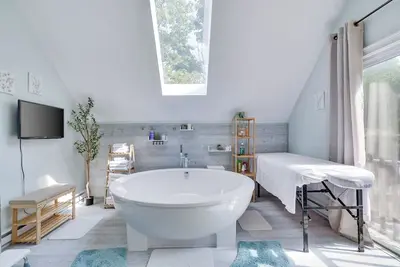 Image de Welcome to the Ski and Spa Chalet, nestled in the heart of the Hideout!