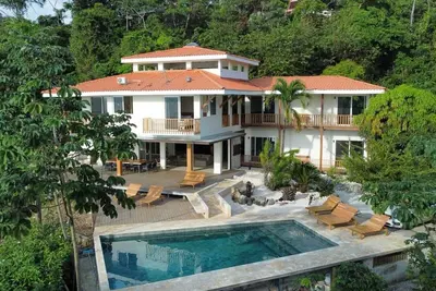 Image de Spacious 7-bedroom house in wonderful Santa Teresa\nStunning sunset