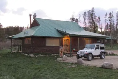 Image de 3 Br/1Bath Riverfront, Canoes, Kayaks, wood. , 3 bedroom riverfront w/ canoes incl.