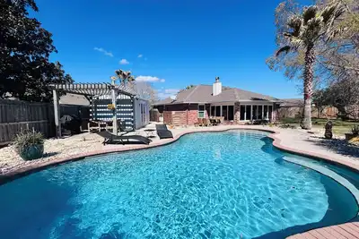 Image de Beautiful 3-bedroom private home, with your own outdoor saltwater oasis awaits!