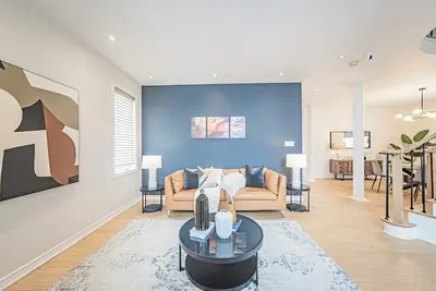 Image de Newly renovated 2-story house with 5 bed rooms and 4 washrooms