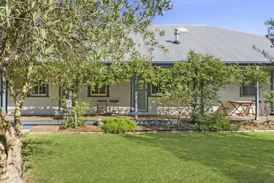 Image de Ye Olde St Leonards Hotel Holiday Home, Pet Friendly, 300 metres to the Beach, Gas Log Fireplace