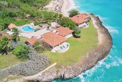 Image de Take it easy at this unique and tranquil ocean front getaway.