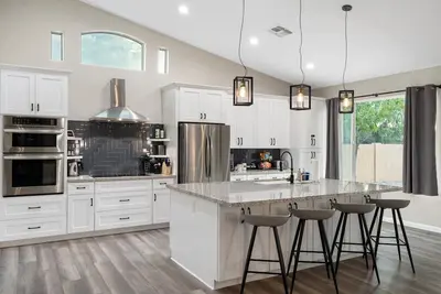 Private Yard & Pool, Game Room