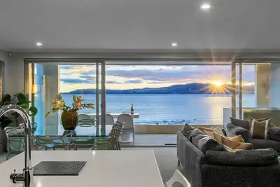 Image de Absolute Lakefront - Views, Spa, Pool and Gym
