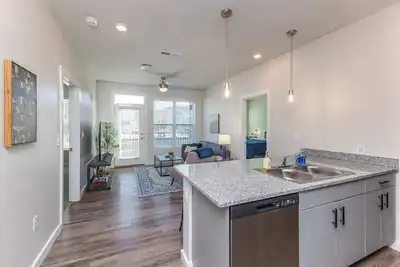 Image de Modern Stay Close to Dining & Entertainment