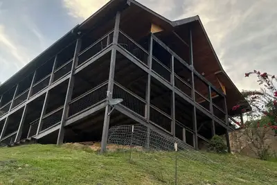 Image de Above the Clouds\nMountain top chalet with million dollar views on 4 acres