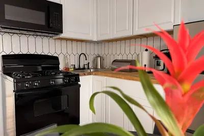 Image de Brand new, cozy, private and peaceful one bedroom, one bath apartment