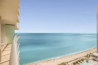 Image de Two Bedroom Beachfront with Stunning Ocean Views