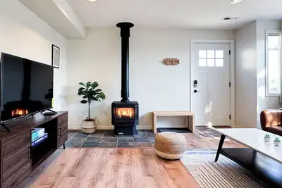 Image de Clean and Charming Hilltop Guesthouse with 1-King bed, Central Ac and Heating