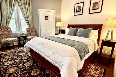 Image de Spacious famlily vacation 4b Loft 2-min to Brown-Family and Pet friendly