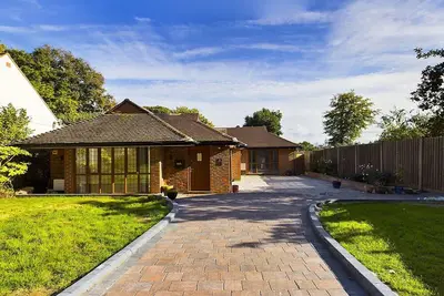Image de Private Four Bedroom Bungalow in Chertsey