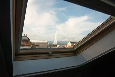 Image de Luxury One-Bedroom Suite with Stunning Views of the Jet d’Eau and Mountains