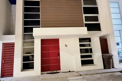 Modern house just 1 block from the beach