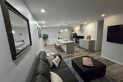 Image de ! Newly Renovated home-Super Cozy with open concept! \nThe Sweet 2