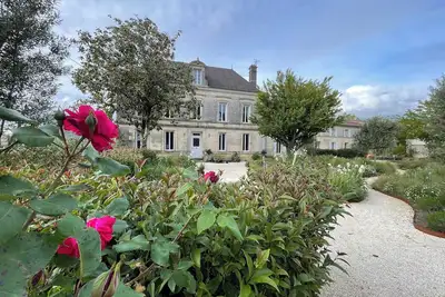 Image de Élégante demeure de charme avec jardin paysager pour retrouvailles