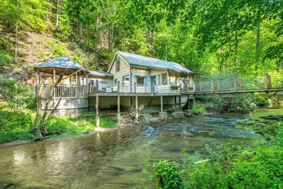 Image de Splash at the Creek, roast marshmallows & play ping-pong together – Wade 'N Bear