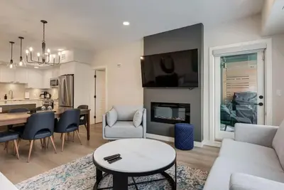 Image de This condominium is a 2 bedroom(s), 2 bathrooms, located in Dead Man's Flats, Ab.