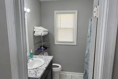 Image de Charming Newly Renovated 2-bedroom house with WiFi, Ac in awesome Williamsburg