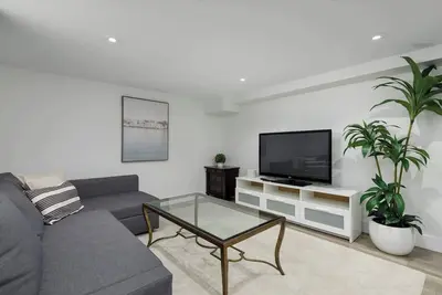 Image de Cozy Bsmt suite  Near Ubc, Kits, and Dt